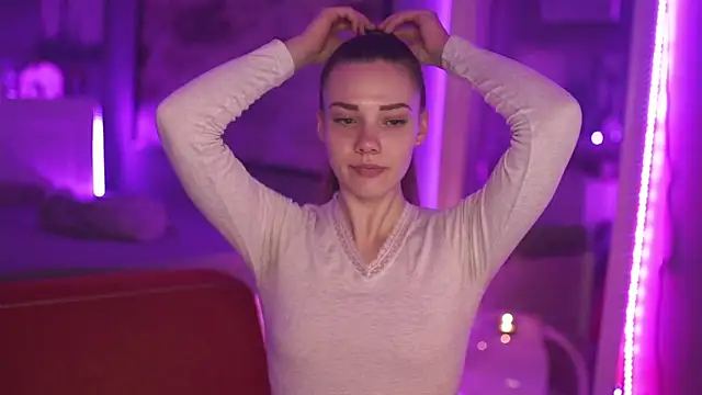StephanieNeeson online show from 4, 1, 2025
