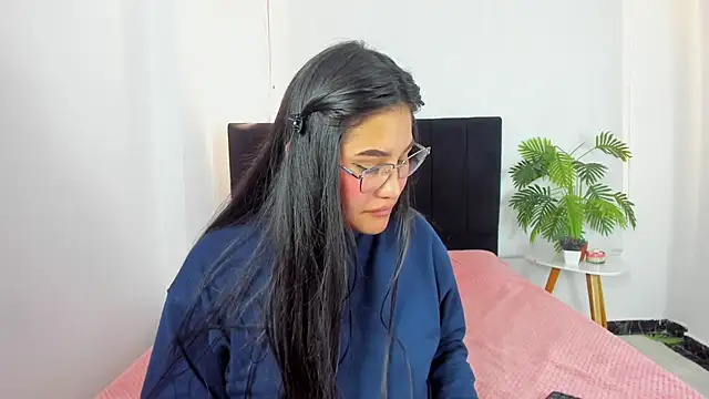 Little Ivy online show from 28, 11, 2025