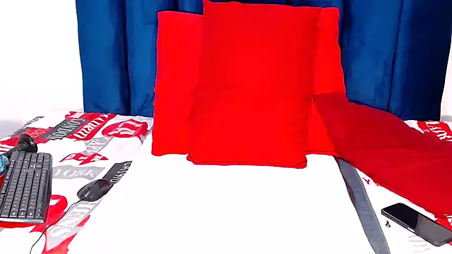 Honeybumsx32 online show from 12, 2, 2026