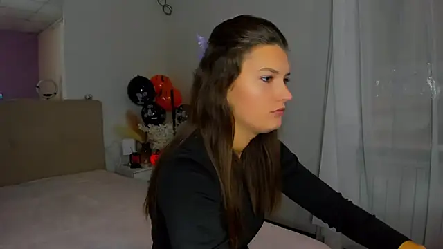 Laura Leee online show from 2, 11, 2025