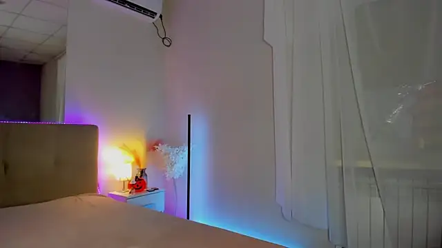 Laura Leee online show from 15, 10, 2025