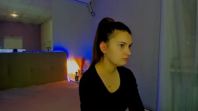 Laura Leee online show from 12, 11, 2025