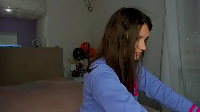 Laura Leee online show from 5, 11, 2025