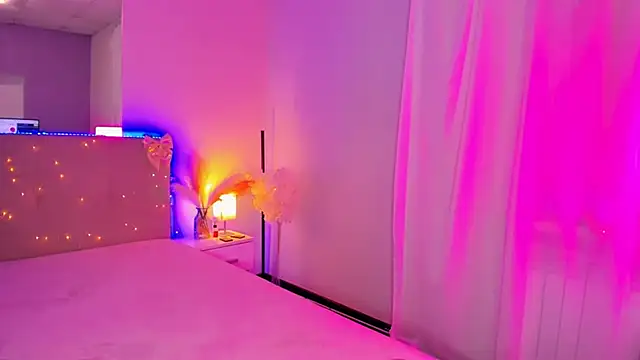 Laura Leee online show from 10, 4, 2026