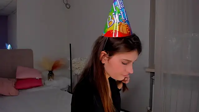 Laura Leee online show from 1, 3, 2025