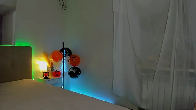 Laura Leee online show from 30, 10, 2025