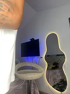 AaronCruz  online show from 13, 2, 2025