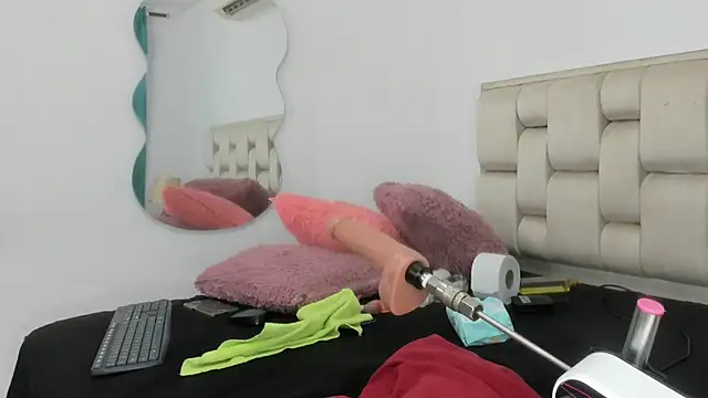 Roxy-Smith online show from 22, 10, 2025