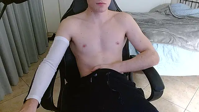 Snapshot of FitGuyDream chatting on 11, 11, 2025 FitGuyDream online show from 11, 11, 2025