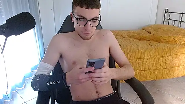 Snapshot of FitGuyDream chatting on 31, 12, 2024 FitGuyDream online show from 31, 12, 2024