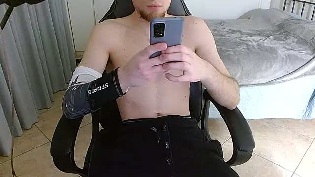 Snapshot of FitGuyDream chatting on 10, 11, 2025 FitGuyDream online show from 10, 11, 2025