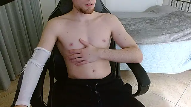 Snapshot of FitGuyDream chatting on 3, 11, 2025 FitGuyDream online show from 3, 11, 2025