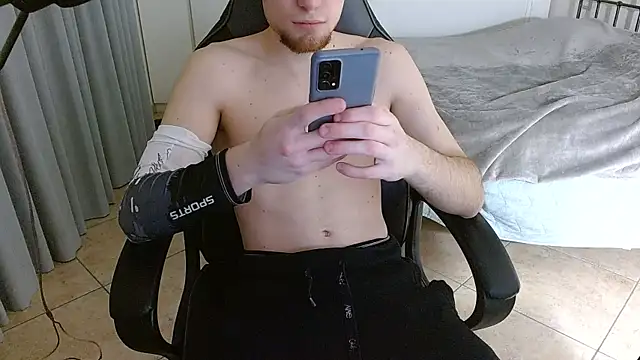 Snapshot of FitGuyDream chatting on 9, 11, 2025 FitGuyDream online show from 9, 11, 2025