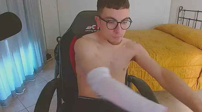 Snapshot of FitGuyDream chatting on 30, 12, 2024 FitGuyDream online show from 30, 12, 2024