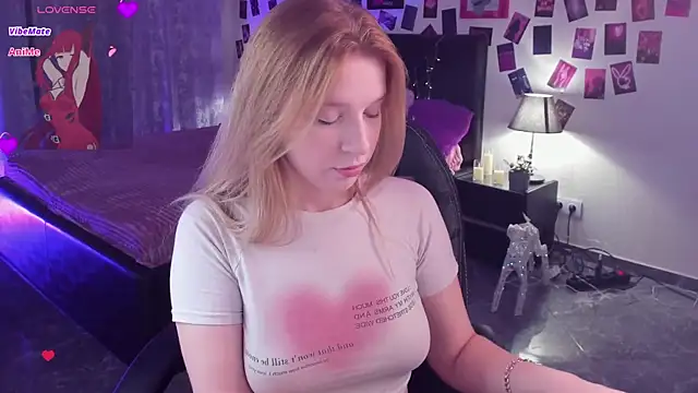 Snapshot of KarambaMoon chatting on 27, 10, 2025 KarambaMoon online show from 27, 10, 2025