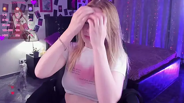 Snapshot of KarambaMoon chatting on 23, 10, 2025 KarambaMoon online show from 23, 10, 2025