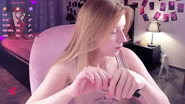 Snapshot of KarambaMoon chatting on 28, 11, 2025 KarambaMoon online show from 28, 11, 2025