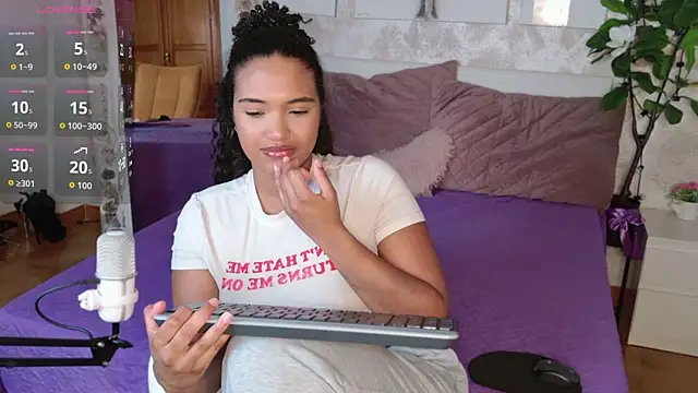 Snapshot of MilaTeenX chatting on 20, 11, 2025 MilaTeenX online show from 20, 11, 2025