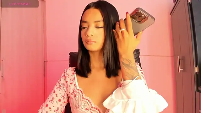 Laura fernandezII online show from 20, 4, 2026