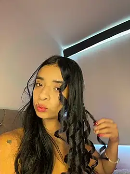 Laura fernandezII online show from 18, 12, 2025