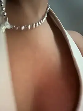 Laura fernandezII online show from 5, 4, 2026