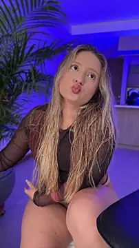 Snapshot of MiaPetit_ chatting on 11, 5, 2026 MiaPetit online show from 11, 5, 2026