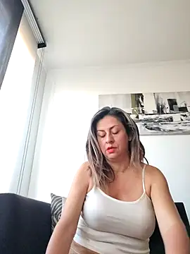 Latiinvenushot online show from 7, 3, 2026