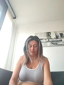 Latiinvenushot online show from 8, 3, 2026