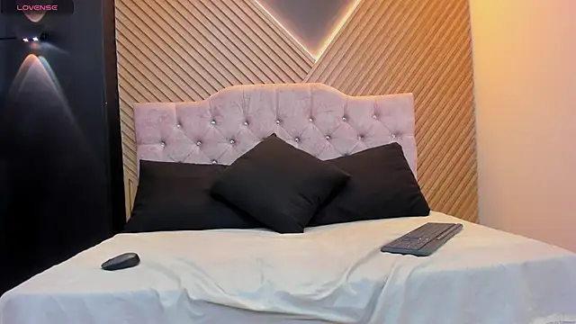 VickyJohnson1 online show from 1, 12, 2025