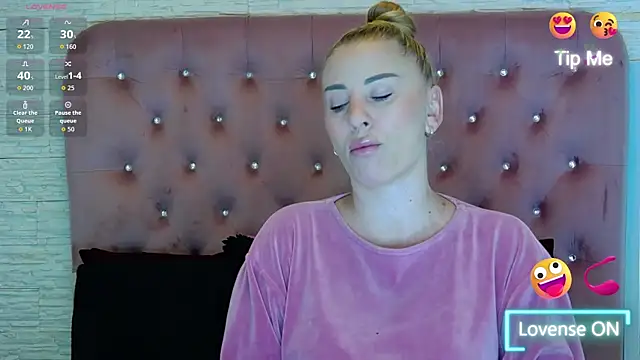 Snapshot of KikiSweet08 chatting on 20, 11, 2025 KikiSweet08 online show from 20, 11, 2025