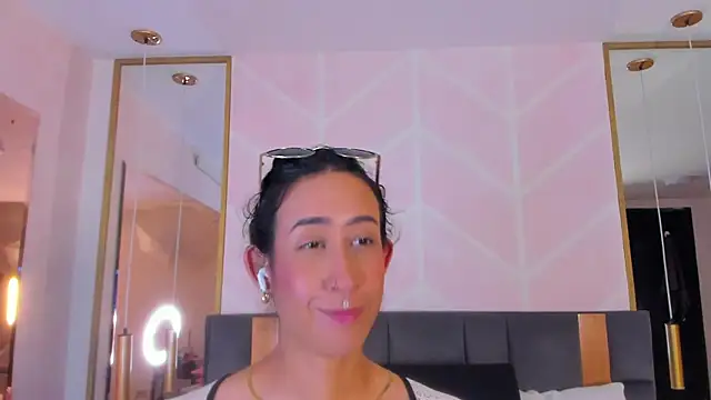 Snapshot of GabyPetit chatting on 10, 11, 2025 GabyPetit online show from 10, 11, 2025