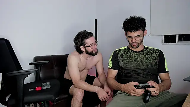 Snapshot of crisandrews chatting on 26, 10, 2025 crisandrews online show from 26, 10, 2025