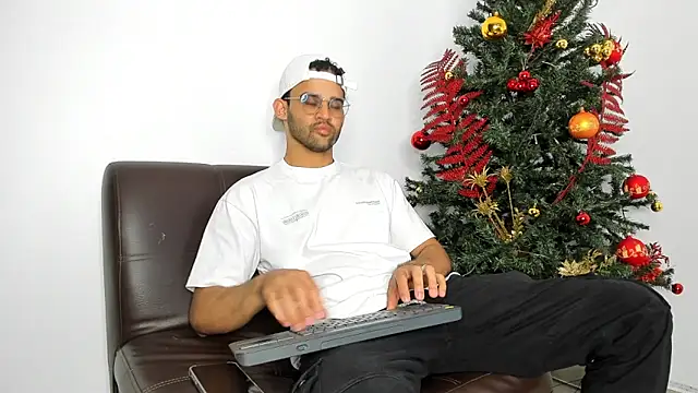 Snapshot of crisandrews chatting on 30, 11, 2025 crisandrews online show from 30, 11, 2025