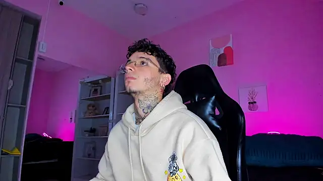 Ian Castillo  online show from 3, 12, 2025