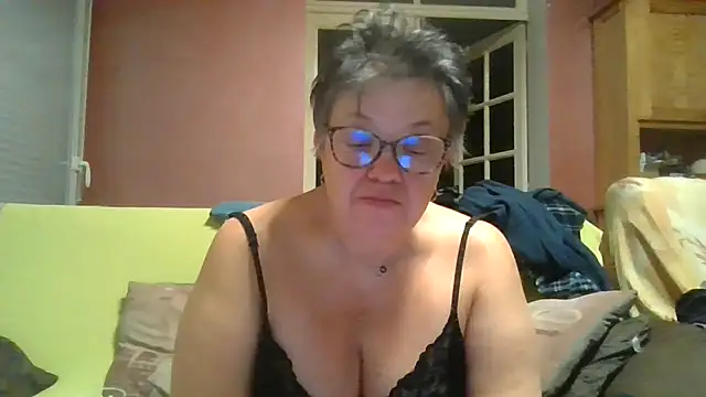 Snapshot of Vandeae44 chatting on 2, 3, 2026 Vandeae44 online show from 2, 3, 2026