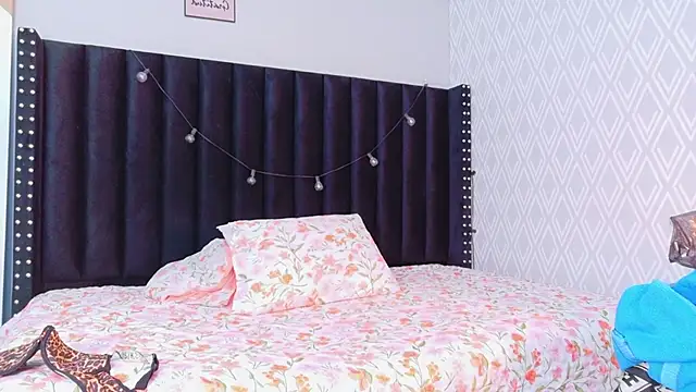 Snapshot of littleebonymommy chatting on 10, 9, 2025 littleebonymommy online show from 10, 9, 2025