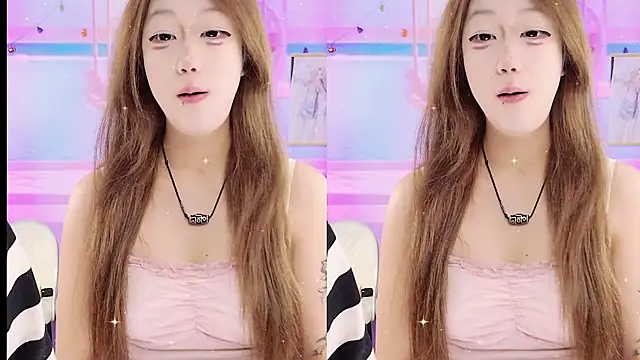 Snapshot of YIYI_XIXI_18 chatting on 22, 1, 2025 YIYI XIXI 18 online show from 22, 1, 2025