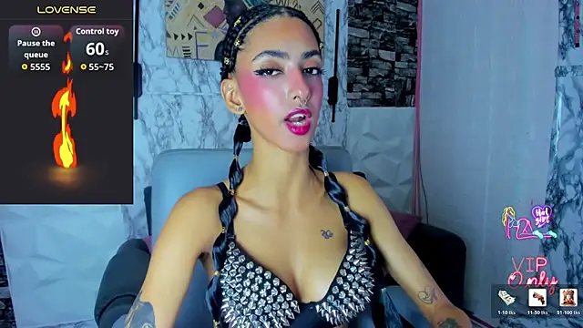 Snapshot of Queen_Cuarxxo chatting on 14, 7, 2026 Queen Cuarxxo online show from 14, 7, 2026