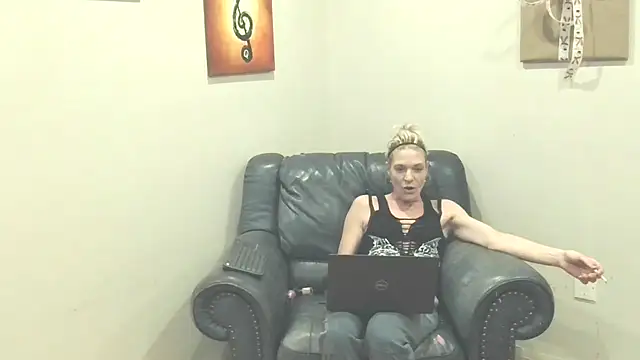 Snapshot of AddieAssets chatting on 5, 1, 2025 AddieAssets online show from 5, 1, 2025