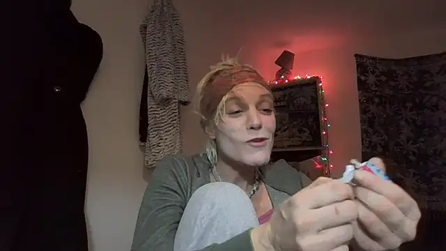 Snapshot of AddieAssets chatting on 4, 12, 2024 AddieAssets online show from 4, 12, 2024