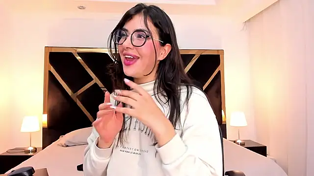 Amelie saenz online show from 4, 2, 2025