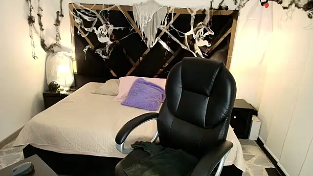 Snapshot of Amelie_saenz chatting on 11, 11, 2025 Amelie saenz online show from 11, 11, 2025