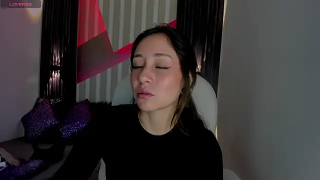 Snapshot of emily_layton chatting on 4, 3, 2025 emily layton online show from 4, 3, 2025