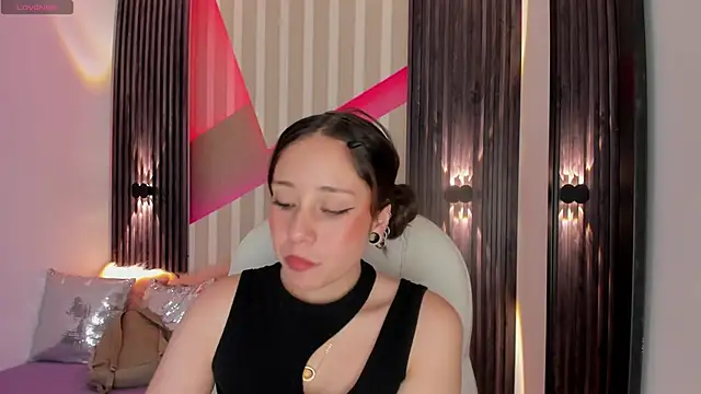 Snapshot of emily_layton chatting on 13, 3, 2025 emily layton online show from 13, 3, 2025