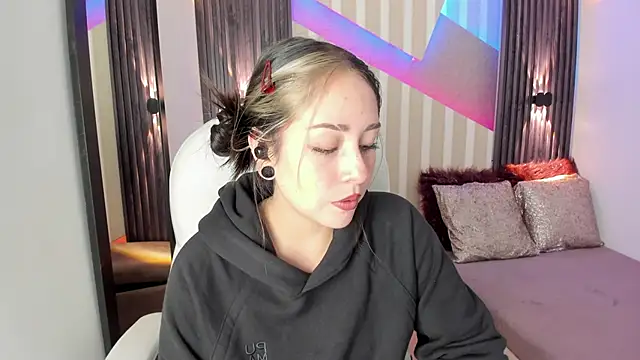 Snapshot of emily_layton chatting on 2, 10, 2025 emily layton online show from 2, 10, 2025