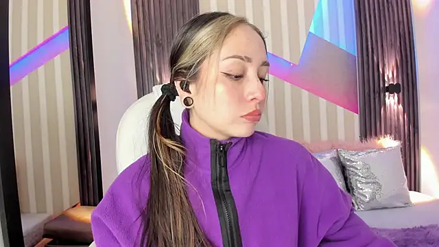 Snapshot of emily_layton chatting on 5, 10, 2025 emily layton online show from 5, 10, 2025