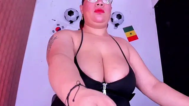 Snapshot of alondrabigtits chatting on 13, 7, 2026 alondrabigtits online show from 13, 7, 2026