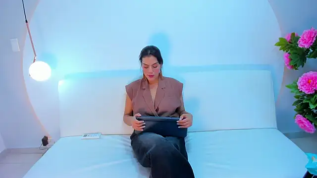 Ada Monroe10 online show from 17, 12, 2025