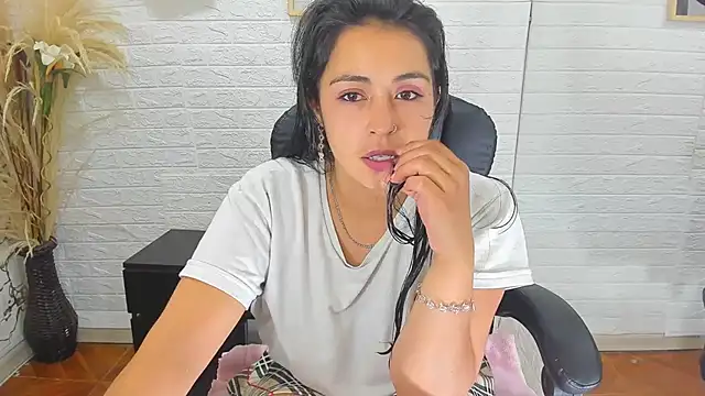 Aisha 09 online show from 26, 2, 2025