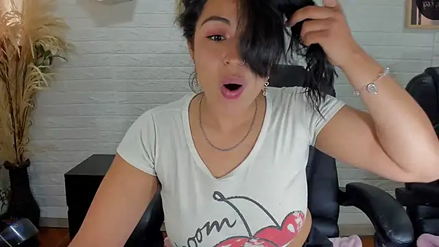 Aisha 09 online show from 5, 3, 2025